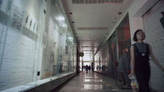 走廊尽头的光影与行人