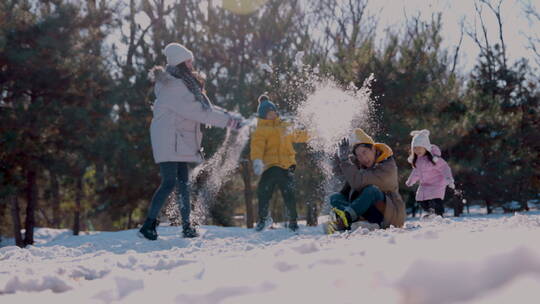 快乐家庭在雪地里玩耍