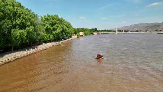 航拍宁夏中卫沙坡头黄河上的羊皮筏子漂流