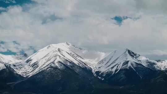 雪山山脉自然风光全景高原山峰雪景延时