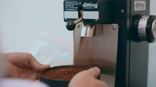 乡村振兴农业科技视频咖啡磨粉计量