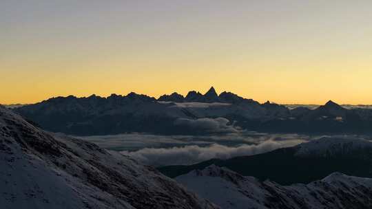 航拍雪山日照金山