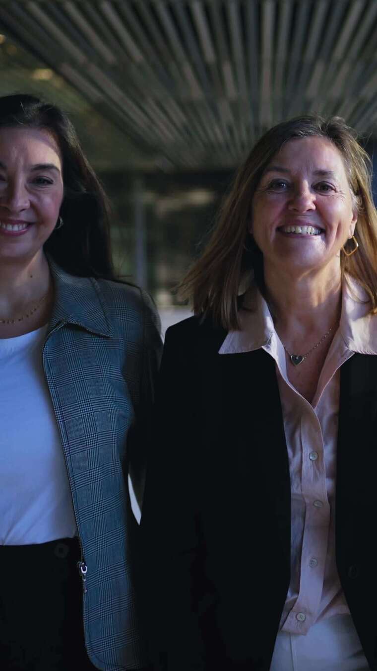 只有三个穿着西装走路的商务女性自信地看着