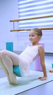 芭蕾舞课上可爱的小女孩