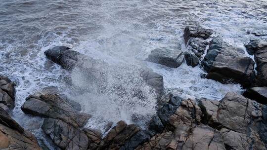 巨浪拍打岩石