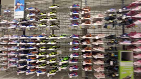 商场货架的鞋子视频素材模板下载