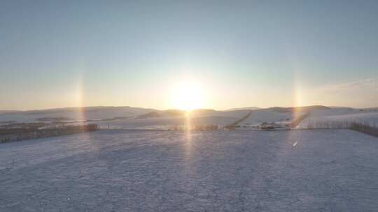 广阔雪地上的冬日日晕景象