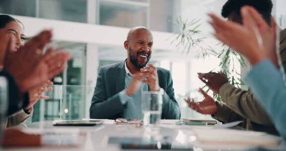 击掌，跳舞或商人在会议上鼓掌庆祝成功