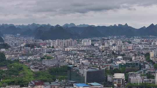 桂林市群山环抱