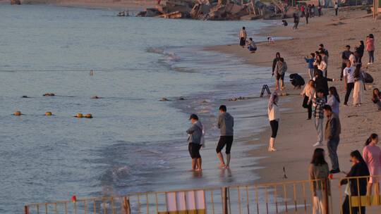 深圳较场尾海边沙滩上休闲的人们视频