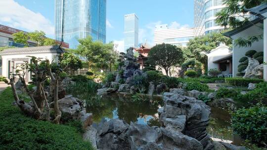 现代与传统城市高楼建筑群里的中式园林庭院