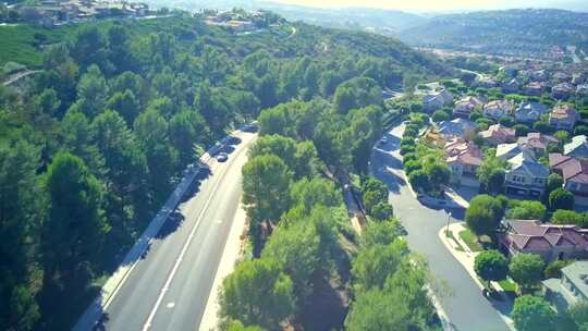 一辆汽车在南加州道路上行驶的鸟瞰图