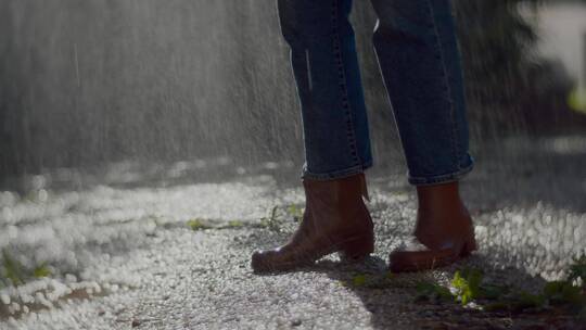 站在雨地里的女人