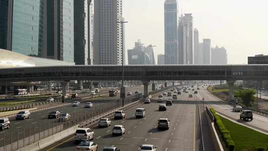 高峰时间在繁忙的城市道路上行驶的汽车