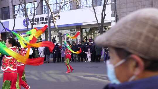 户外街头的民俗表演活动