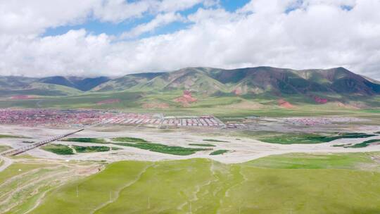 青藏高原的山川河流道路和村落