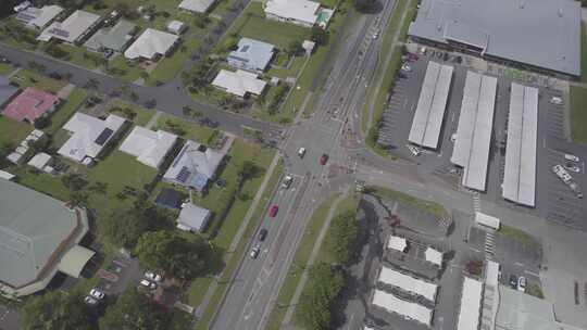 澳大利亚昆士兰州莫斯曼镇，库克船长高速公路上行驶的车辆经过购物中心