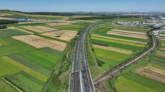 林区山区田野秋色公路道路汽车行驶