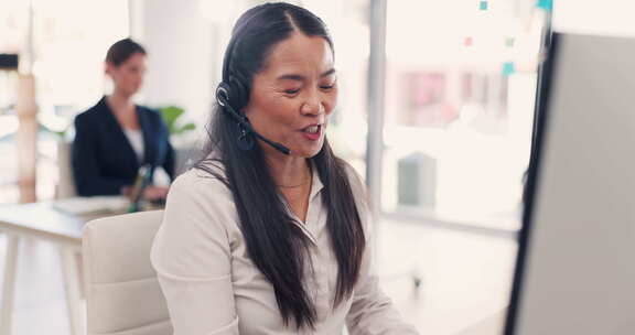 亚洲女性，客户服务中的呼叫中心和计算机咨