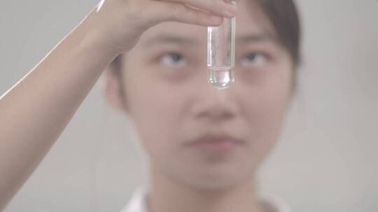人像学生实验室做试管试剂液体烧杯试管化学