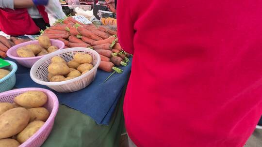 土豆马铃薯市场卖菜摊位视频素材模板下载
