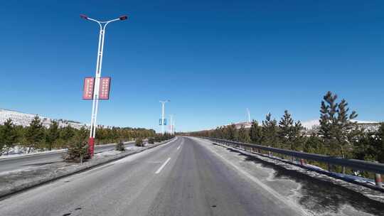 开车行驶在雪后公路 车窗外雪景