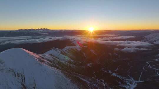 航拍雪山日照金山