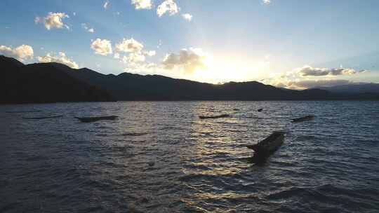 4K唯美大气云南泸沽湖航拍泸沽湖日出晨雾