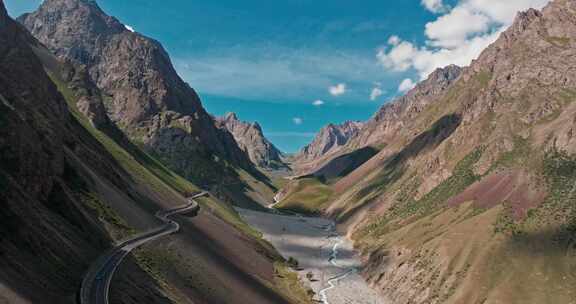 独库公路的峡谷