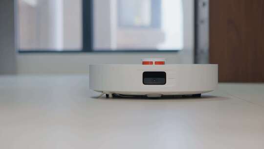 白色智能扫地机器人室内工作场景