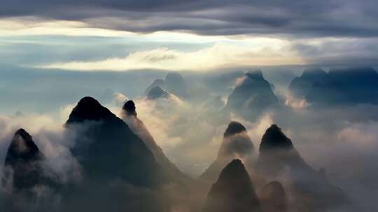 早晨时分桂林漓江山脉峡谷大气日出云海