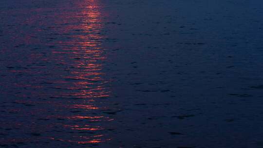 夕阳倒映在湖面上