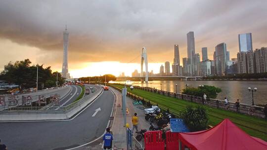 暴雨来临时的广州塔与珠江新城延时风光