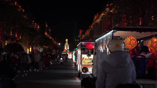 夜晚街道步行街行人电动车旅游景区老街骑楼