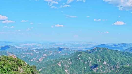 夏季蓝天白云绿色大山山顶全景风光