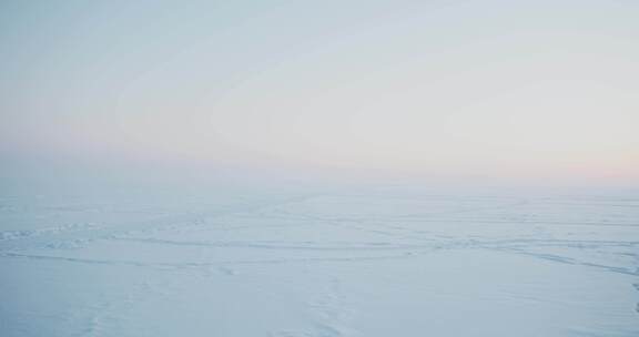 一个人在雪地上奔跑