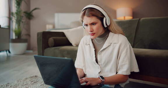 商业女性、笔记本电脑和惊喜，用于研究、网