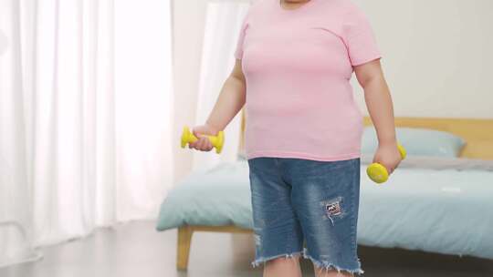 胖胖的美女锻炼减肥视频素材模板下载