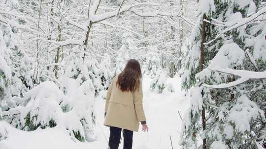 一个走在雪地上的女人