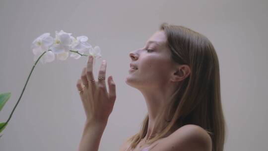 抚摸鲜花和面部扥女人视频素材模板下载