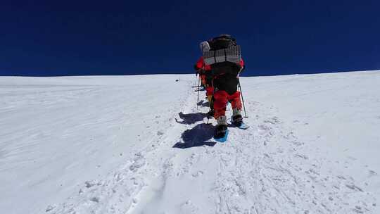 攀登新疆慕士塔格峰雪山的登山队队员