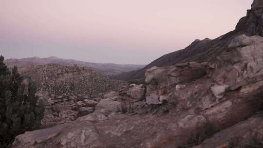 一个女人站在岩石上看风景