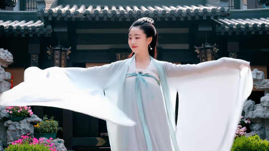 古装女子庭院中舞动衣袖