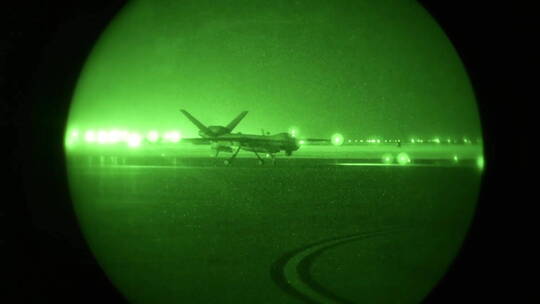 空军基地夜间的飞机