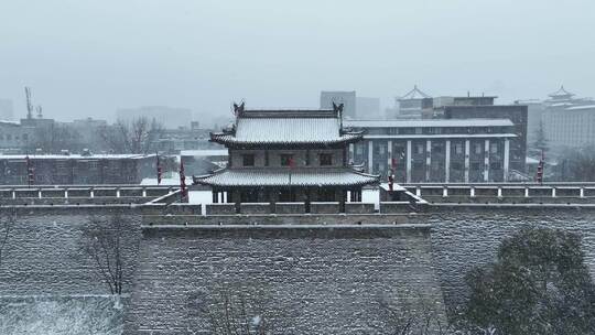 航拍陕西省西安市正在下雪的西安城墙雪景