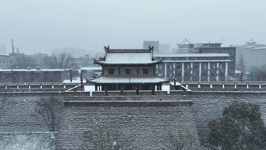 航拍陕西省西安市正在下雪的西安城墙雪景视频素材模板下载