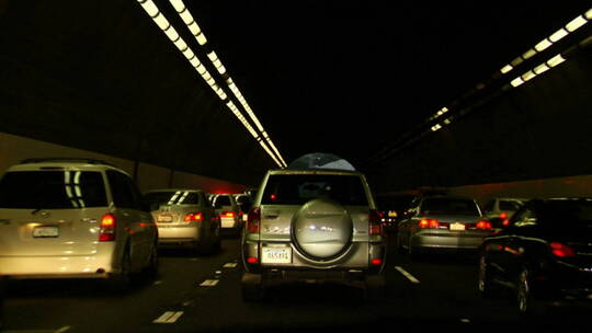 在高速公路上开车穿过隧道