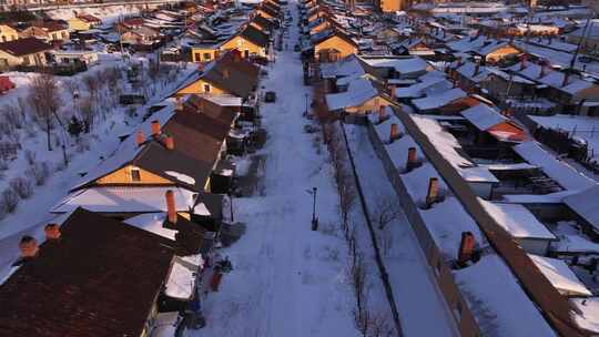 东北雪乡人们生活的街道雪景