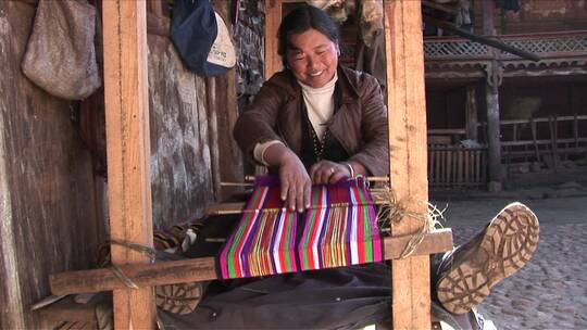 一个女人操作织布机