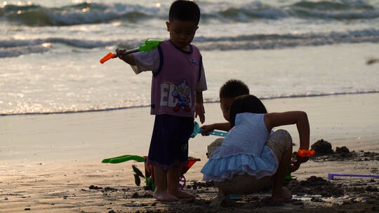 海边玩泥巴的小孩视频素材模板下载